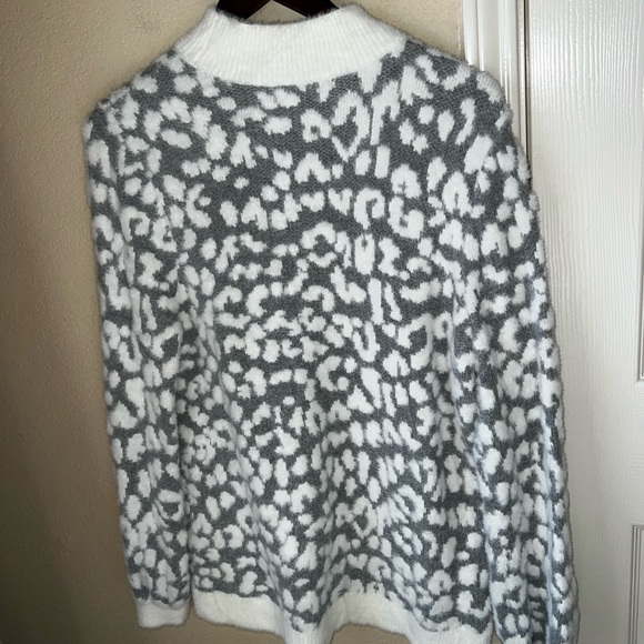 Cozy Gray and White Patterned Sweater - Picture 3 of 3